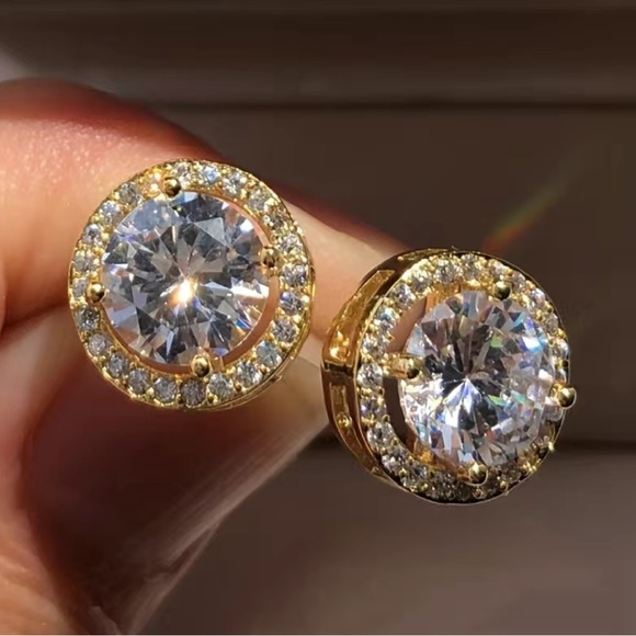 9 Karat Gold Cubic Zirconia Stud Earrings - Picture 2 of 5